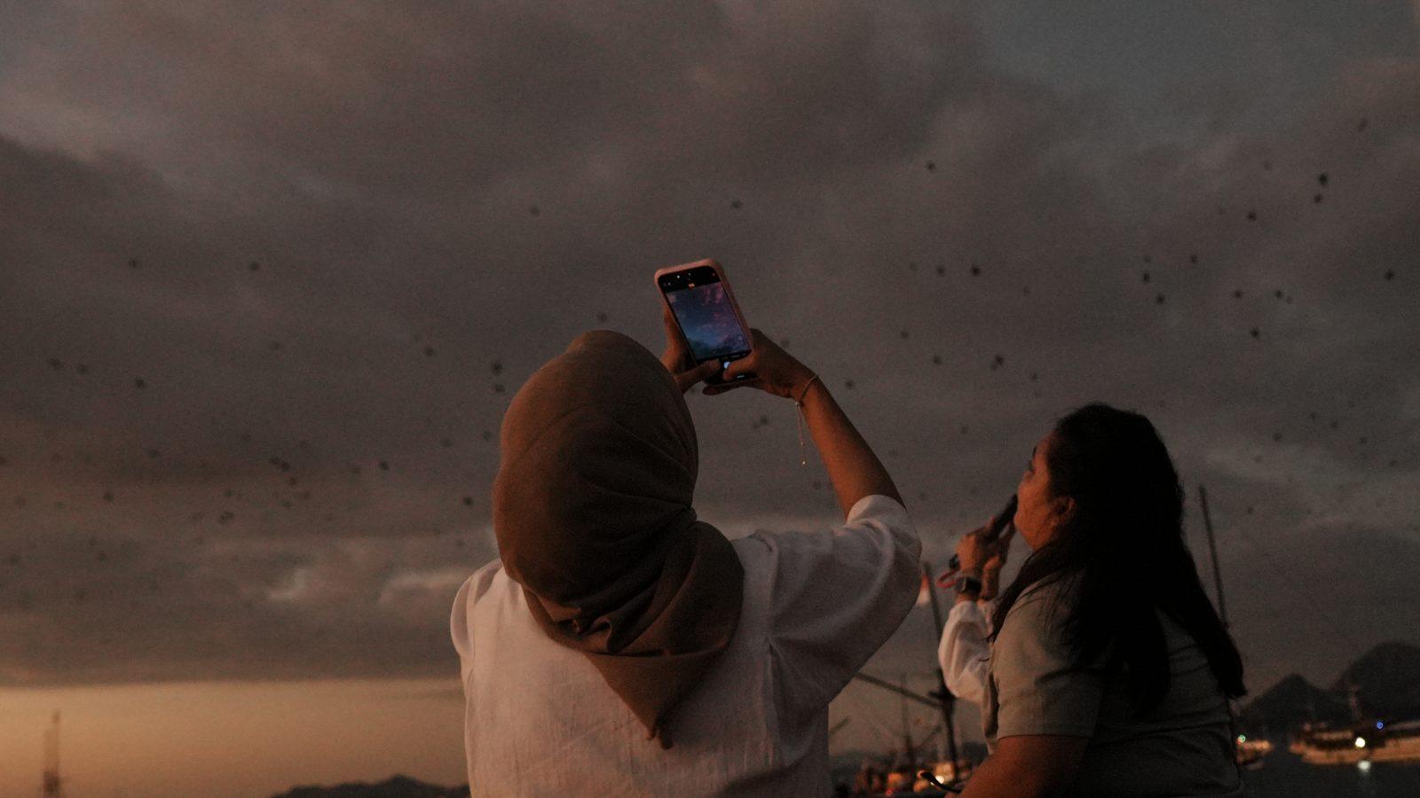 Kalong – Woman photographed as bats fly overhead (Real photo from a KEXI trip)