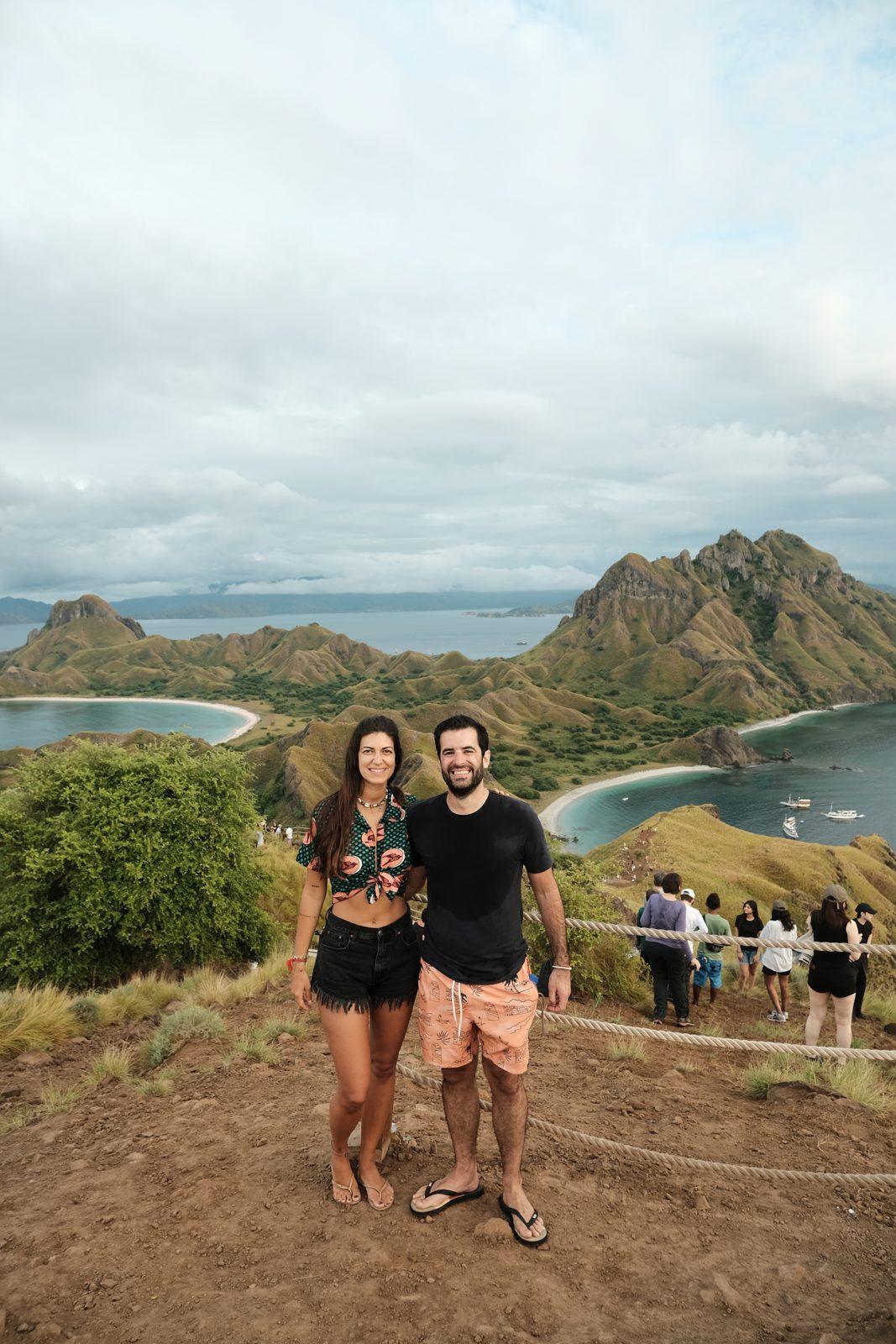 Padar – Couple posing, Padar bays, crowd on ridge (Real photo from a KEXI trip)