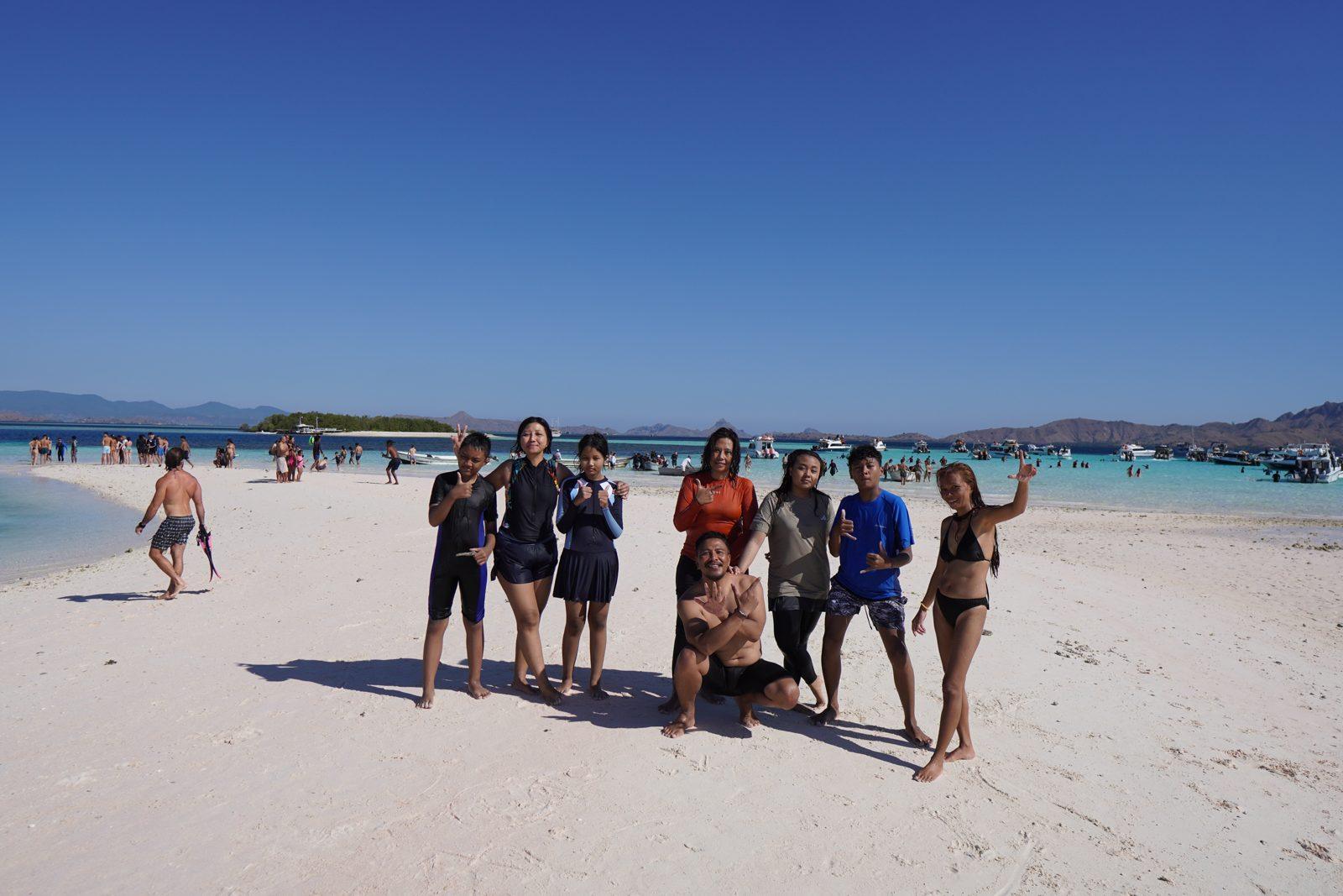 Taka Makassar – group posing on white sandbar (Real photo from a KEXI trip)