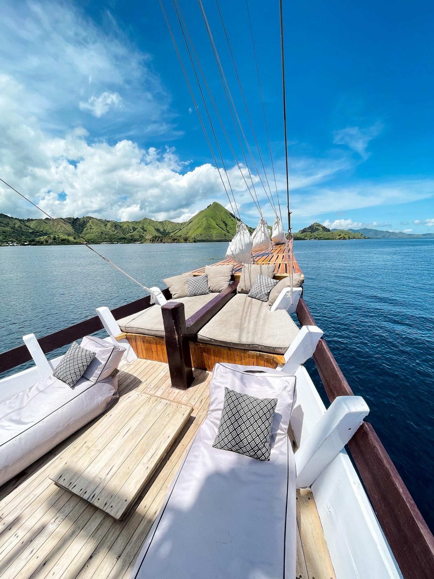 Main deck lounge – Vinca Deluxe Phinisi